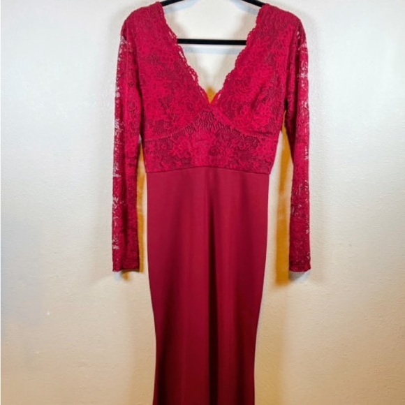 Elegant Windsor Cranberry/Burgundy Lace Formal Dress. Deep V front/back. Size M - Picture 2 of 8